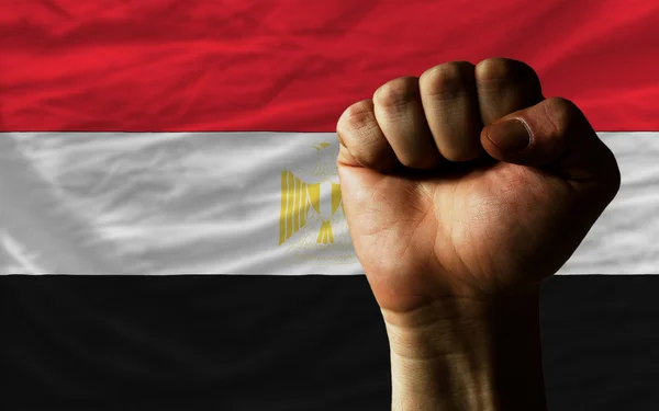 Pugno duro davanti alla bandiera egiziana che simboleggia il potere — Foto Stock