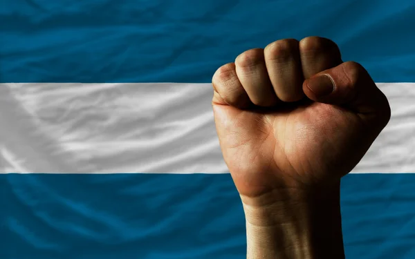 Жорсткий кулак перед прапором Ель-Ловадора, що символізує владу — стокове фото
