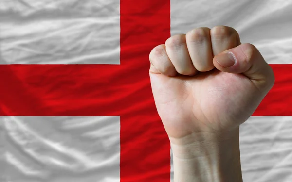 Poing dur devant le drapeau anglais symbolisant le pouvoir — Photo