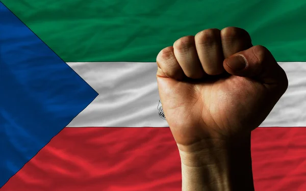 Pugno duro davanti alla bandiera equatoriale che simboleggia il potere — Foto Stock