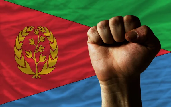 Pugno duro davanti alla bandiera eritrea che simboleggia il potere — Foto Stock