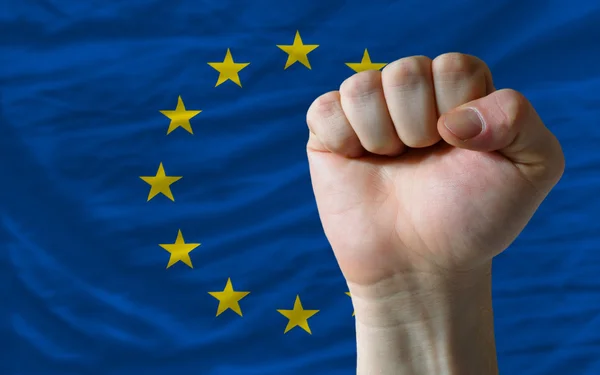 Punho duro na frente da bandeira da Europa simbolizando poder — Fotografia de Stock