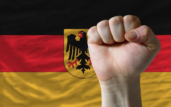 Pugno duro davanti alla bandiera tedesca che simboleggia il potere — Foto Stock