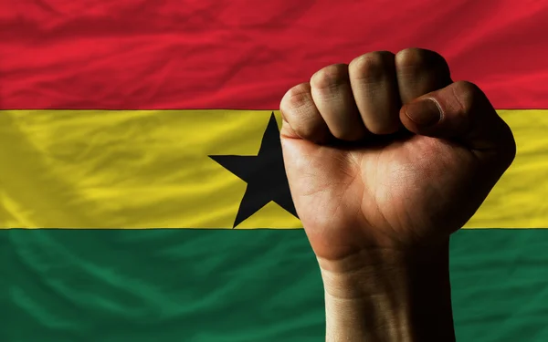 Poing dur devant le drapeau ghana symbolisant le pouvoir — Photo