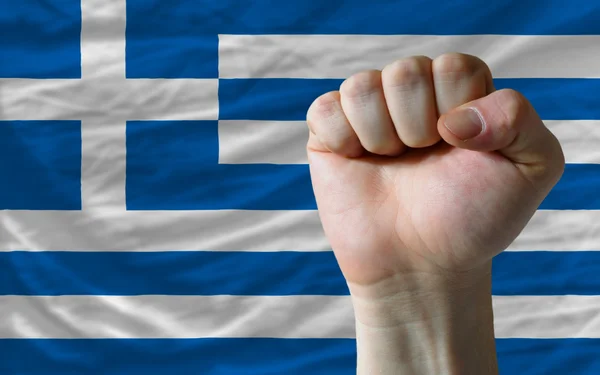 Pugno duro davanti alla bandiera greca che simboleggia il potere — Foto Stock