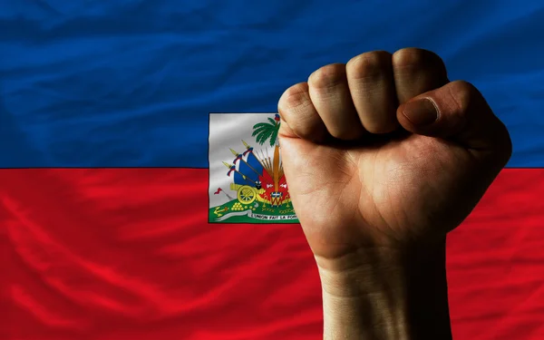 Poing dur devant le drapeau haiti symbolisant le pouvoir — Photo