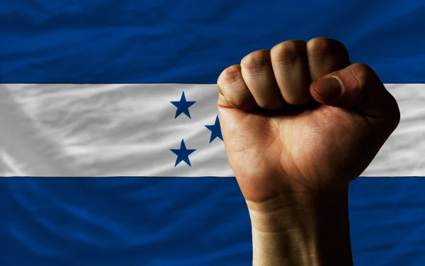 Pugno duro davanti alla bandiera honduregna che simboleggia il potere — Foto Stock