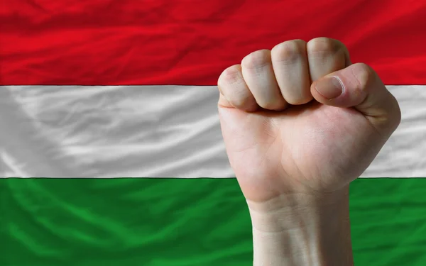 Puño duro frente a la bandera húngara que simboliza el poder — Foto de Stock