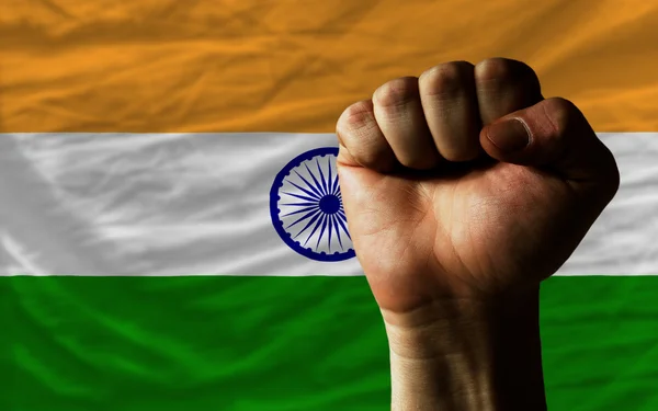 Pugno duro davanti alla bandiera indiana che simboleggia il potere — Foto Stock