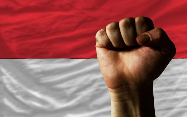Tvrdá pěst před Indonésie vlajku symbolizující sílu — Stock fotografie