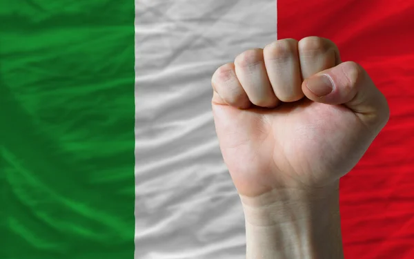 Pugno duro davanti alla bandiera italiana che simboleggia il potere — Foto Stock