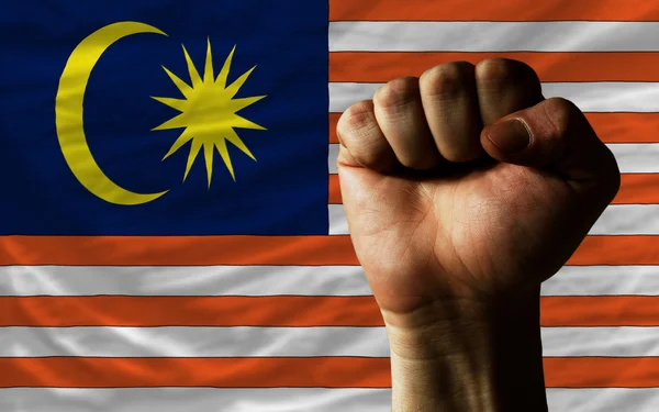 Kemény ököl előtt Malajzia zászló szimbolizáló ereje — Stock Fotó