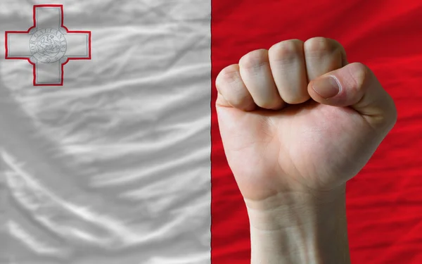 Puño duro frente a la bandera de Malta que simboliza el poder — Foto de Stock