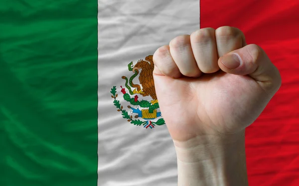 Pugno duro davanti alla bandiera messicana che simboleggia il potere — Foto Stock