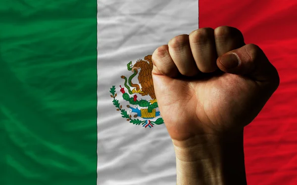 Pugno duro davanti alla bandiera messicana che simboleggia il potere — Foto Stock
