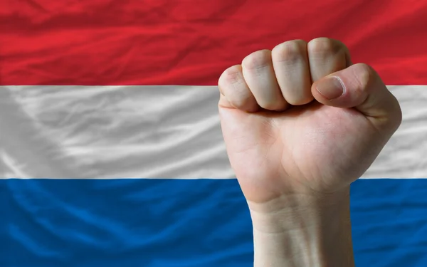 Sert yumruk gücü simgeleyen Hollanda bayrağı önünde — Stok fotoğraf