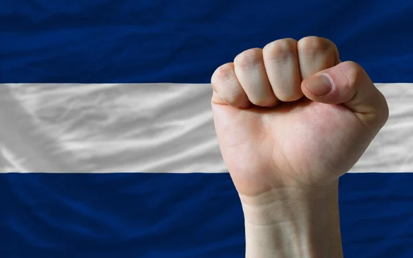 Sert yumruk gücü simgeleyen Nikaragua bayrağı önünde — Stok fotoğraf