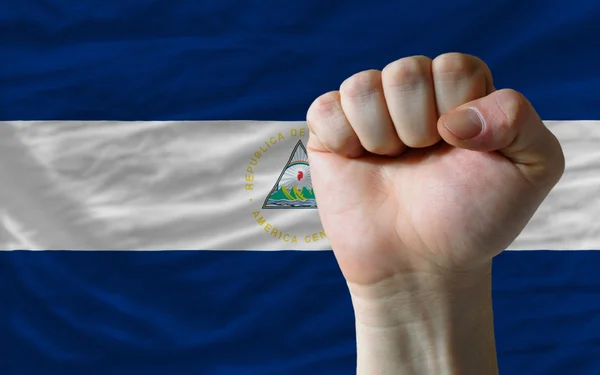 Pugno duro davanti alla bandiera del Nicaragua che simboleggia il potere — Foto Stock