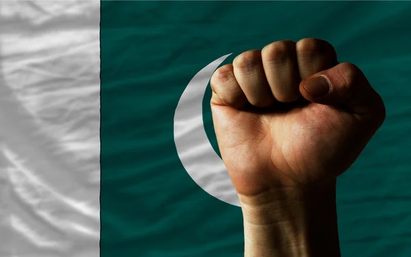 Pugno duro davanti alla bandiera pakistan che simboleggia il potere — Foto Stock