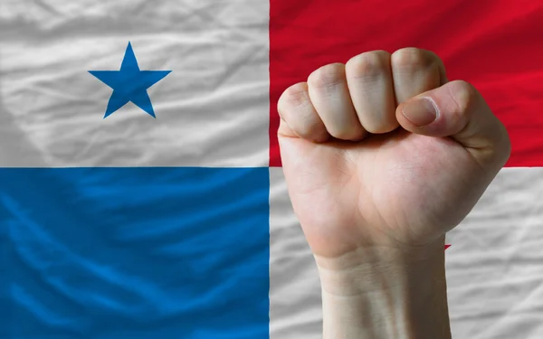 Жесткий кулак перед флагом Панамы символизирует власть — стоковое фото