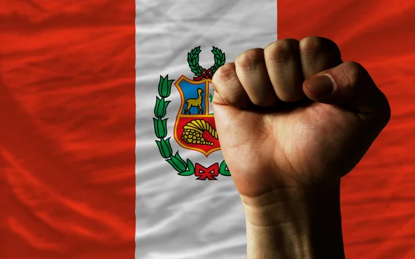 Puño duro delante de la bandera de perú simbolizando el poder — Foto de Stock