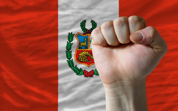 Puño duro delante de la bandera de perú simbolizando el poder — Foto de Stock
