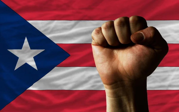 Tvrdá pěst před Portoriku vlajku symbolizující sílu — Stock fotografie