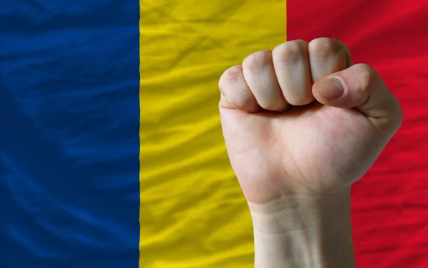 Pugno duro davanti alla bandiera della Romania che simboleggia il potere — Foto Stock