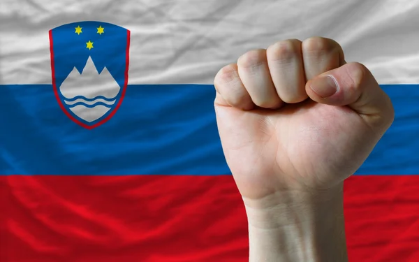 Σκληρό γροθιά μπροστά από τη Σλοβενία σημαία, συμβολίζοντας δύναμη — Φωτογραφία Αρχείου