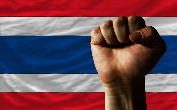 Жесткий кулак перед флагом Таиланда символизирует власть — стоковое фото
