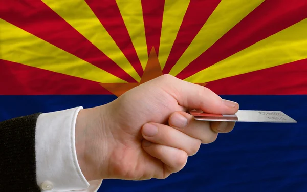 Покупка с помощью кредитной карты в штате Аризона — стоковое фото