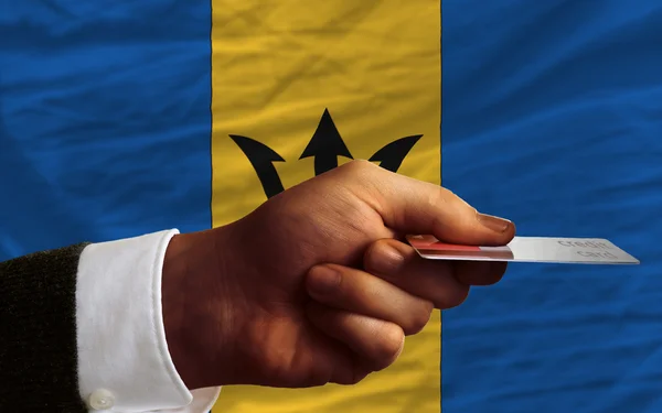 Покупка с помощью кредитной карты на Барбадосе — стоковое фото