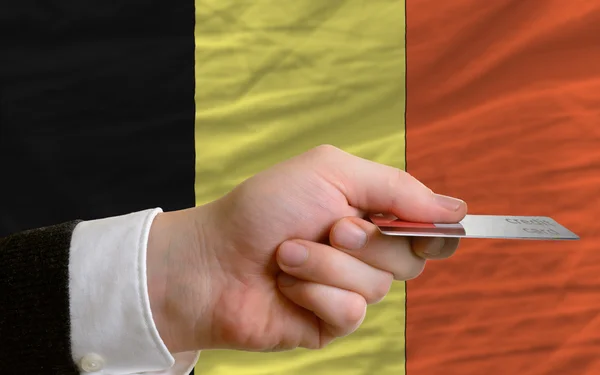 Comprando com cartão de crédito na Bélgica — Fotografia de Stock