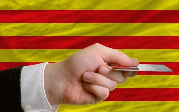 Покупка с помощью кредитной карты в Каталонии — стоковое фото