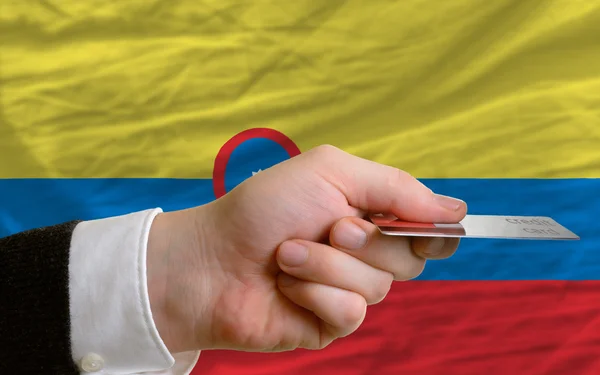 Покупка с помощью кредитной карты в Колумбии — стоковое фото