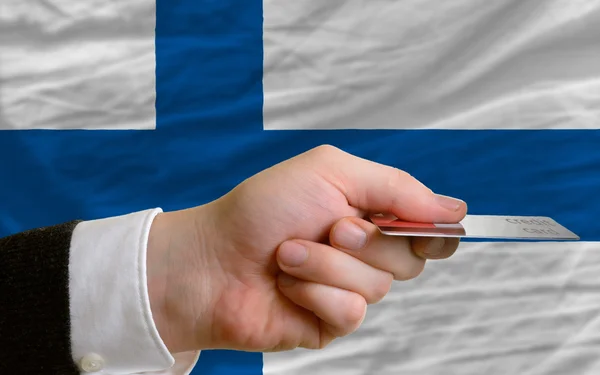 Покупка с помощью кредитной карты в Финляндии — стоковое фото