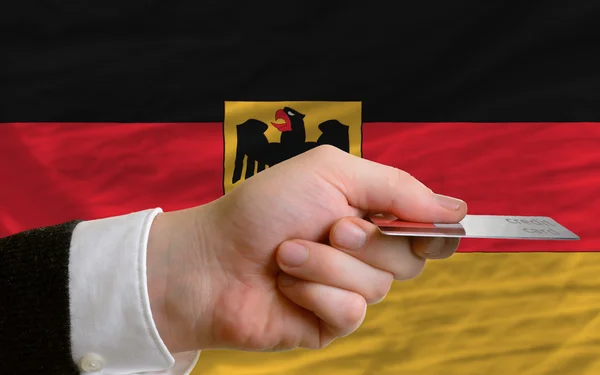 Покупка с помощью кредитной карты в Германии — стоковое фото