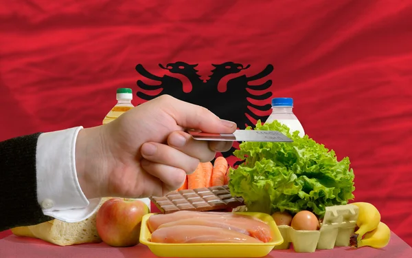 알바니아에서 신용 카드와 식료품을 사는 — 스톡 사진