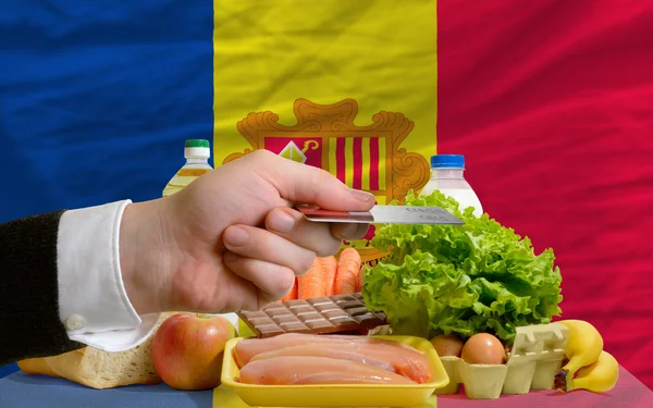 Nákup potravin s kreditní kartou v Andoře — Stock fotografie