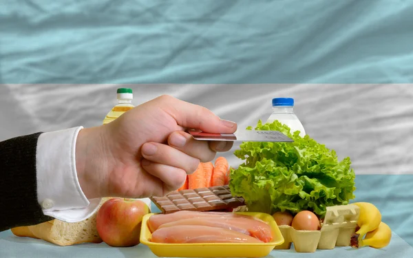 Lebensmittelkauf mit Kreditkarte in Argentinien — Stockfoto