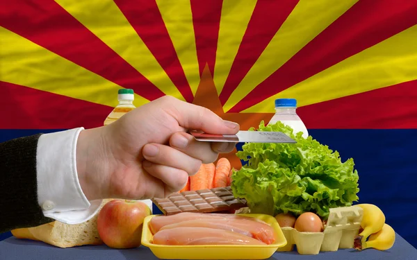 Buying groceries with credit card in us state of arizona — Stock Photo, Image