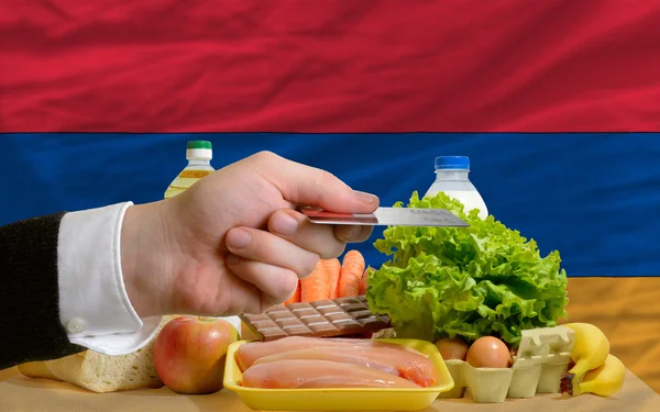 Покупка продуктов по кредитной карте в Армении — стоковое фото