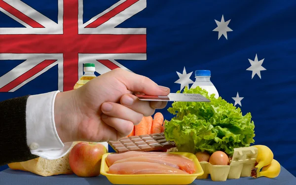 Buying groceries with credit card in australia — Stock Photo, Image