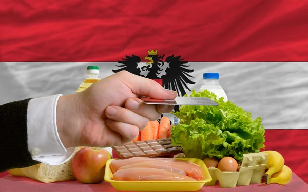 Lebensmittelkauf mit Kreditkarte in Österreich — Stockfoto