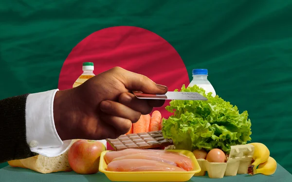 Покупка продуктов по кредитной карте в Бангладеш — стоковое фото