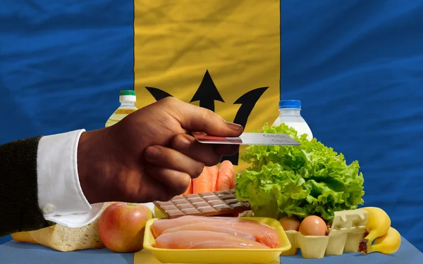 Покупка продуктов по кредитной карте на Барбадосе — стоковое фото