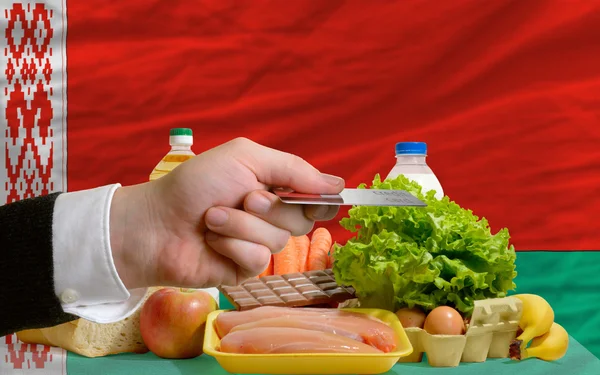 Nákup potravin s kreditní kartou v Bělorusku — Stock fotografie