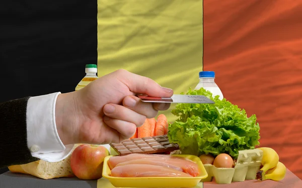 Achat d'épicerie avec carte de crédit en Belgique — Photo