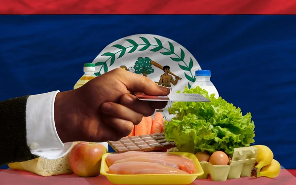 Acheter des produits alimentaires avec carte de crédit au Belize — Photo
