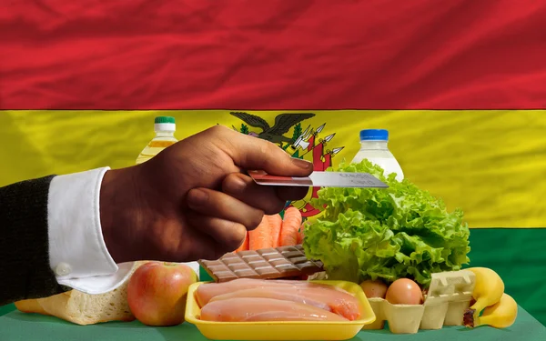 Покупка продуктов по кредитной карте в Боливии — стоковое фото